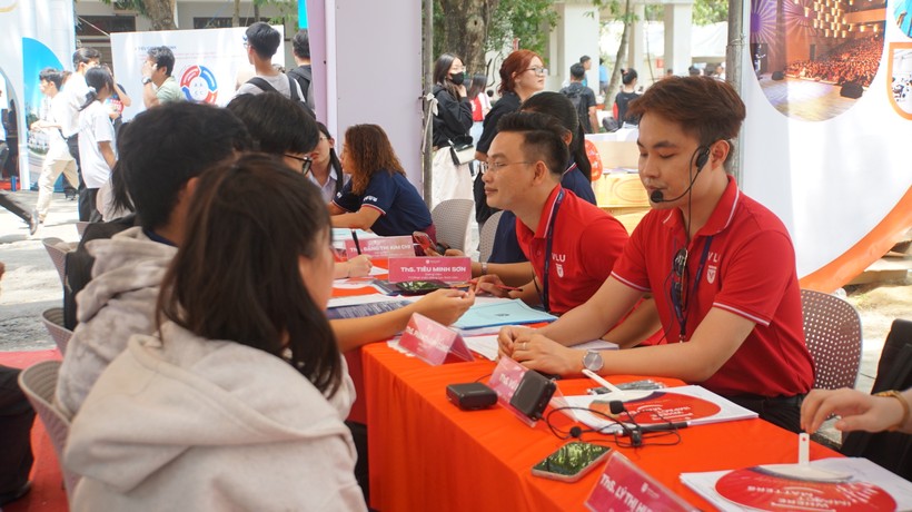 Học sinh nghe tư vấn tại gian hàng Trường Đại học Văn Lang. Ảnh: Mạnh Tùng