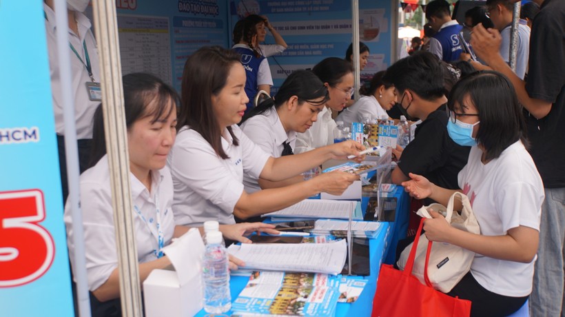 Học sinh nghe tư vấn tuyển sinh, hướng nghiệp và trải nghiệm những thiết bị công nghệ từ các trường đại học, cao đẳng. Ảnh: Mạnh Tùng