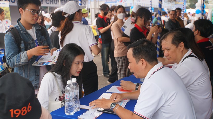 Học sinh nghe tư vấn tuyển sinh, hướng nghiệp và trải nghiệm những thiết bị công nghệ từ các trường đại học, cao đẳng. Ảnh: Mạnh Tùng