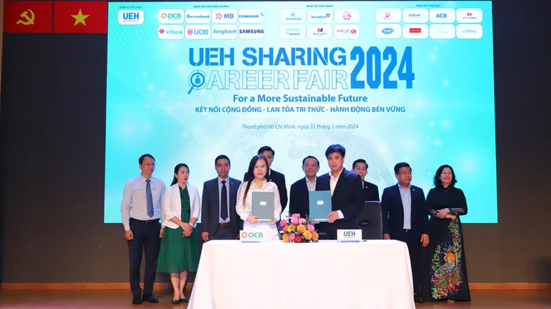 Hơn 5.000 việc làm tại chuỗi sự kiện UEH SHARING-CAREER FAIR 2024 ảnh 1