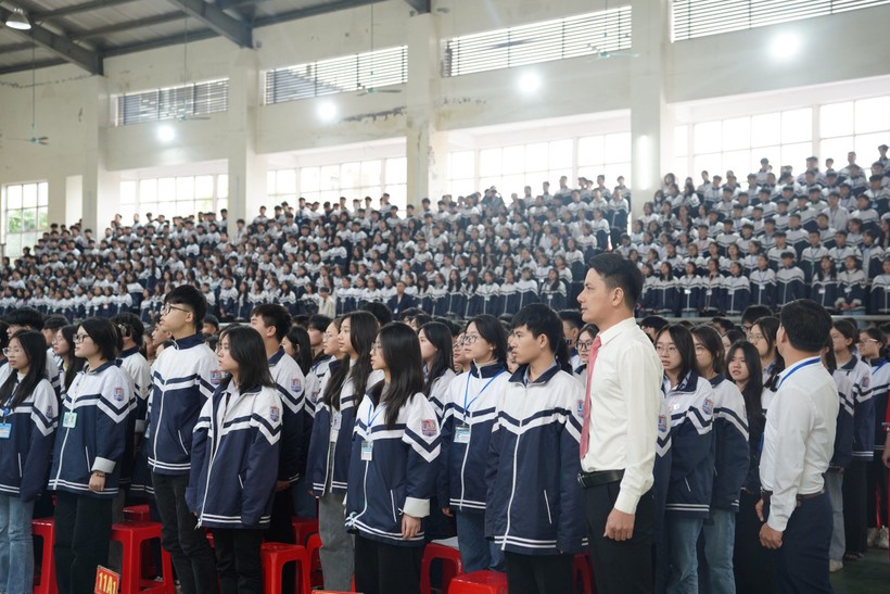 Học sinh Trường THPT Nguyễn Duy Trinh, huyện Nghi Lộc, Nghệ An tham gia chương trình phát động 90 ngày ôn thi tốt nghiệp THPT đạt kết quả cao. Ảnh: Hồ Lài