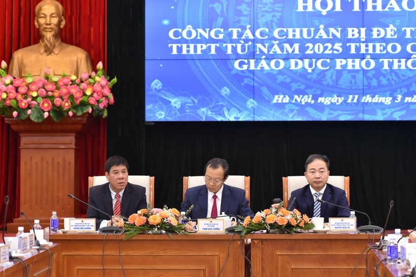 Chủ trì hội thảo về công tác chuẩn bị đề thi tốt nghiệp THPT từ năm 2025 theo Chương trình GDPT 2018 (từ trái sang phải): Phó Cục trưởng Cục Quản lý chất lượng Nguyễn Ngọc Hà, Thứ trưởng Bộ GD&amp;ĐT Phạm Ngọc Thưởng, Cục trưởng Cục quản lý chất lượng Huỳnh Văn Chương.