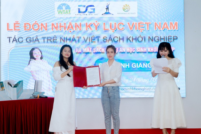 Nữ sinh Đào Linh Giang được xác lập Kỷ lục Việt Nam là tác giả trẻ nhất viết sách khởi nghiệp. Ảnh: ĐNC