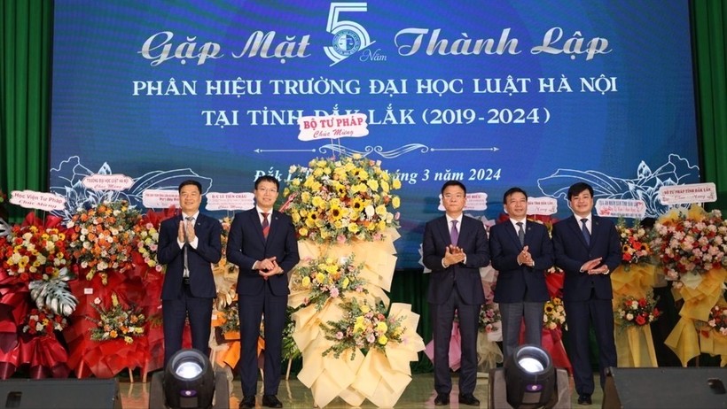 Bộ trưởng Bộ Tư pháp Lê Thành Long (thứ 3 từ phải sang) tham dự buổi lễ.