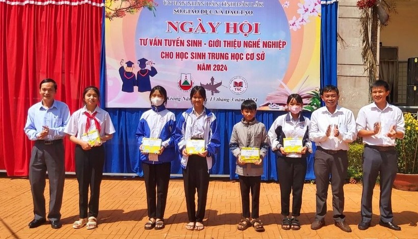 Tổ tư vấn tuyển sinh Sở GD&amp;ĐT Đắk Lắk tặng quà học sinh nghèo vượt khó. Ảnh: Thành Tâm