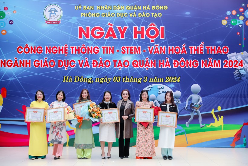 Lãnh đạo Phòng GD&amp;ĐT quận Hà Đông trao thưởng cho các tập thể, cá nhân xuất sắc.