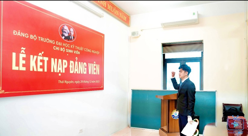 Sinh viên trường Đại học Kỹ thuật Công nghiệp (ĐH Thái Nguyên) vinh dự được đứng trong hàng ngũ của Đảng.