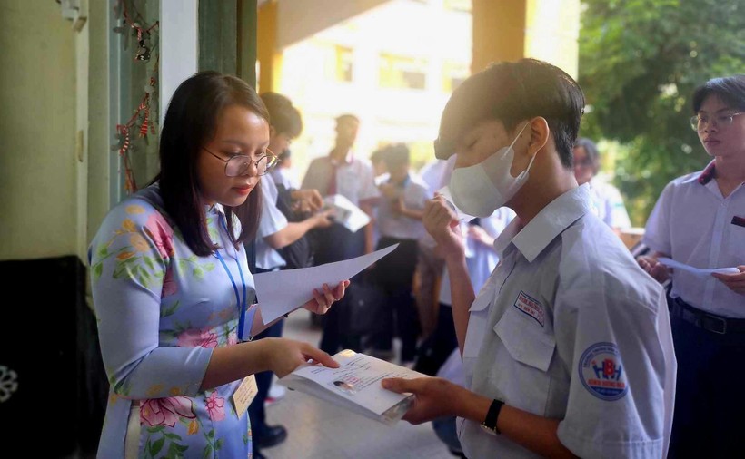 Thí sinh TPHCM làm thủ tục vào phòng thi học sinh giỏi cấp thành phố. Ảnh: M.A.