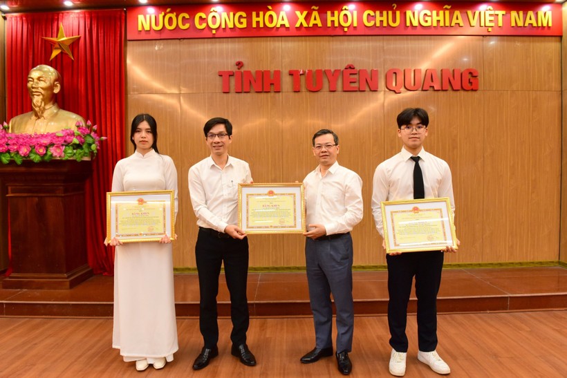 Thầy giáo Hoàng Châu Thiện cùng 2 em học sinh trường THPT Chuyên Tuyên Quang vinh dự nhận Bằng khen của Chủ tịch UBND tỉnh.