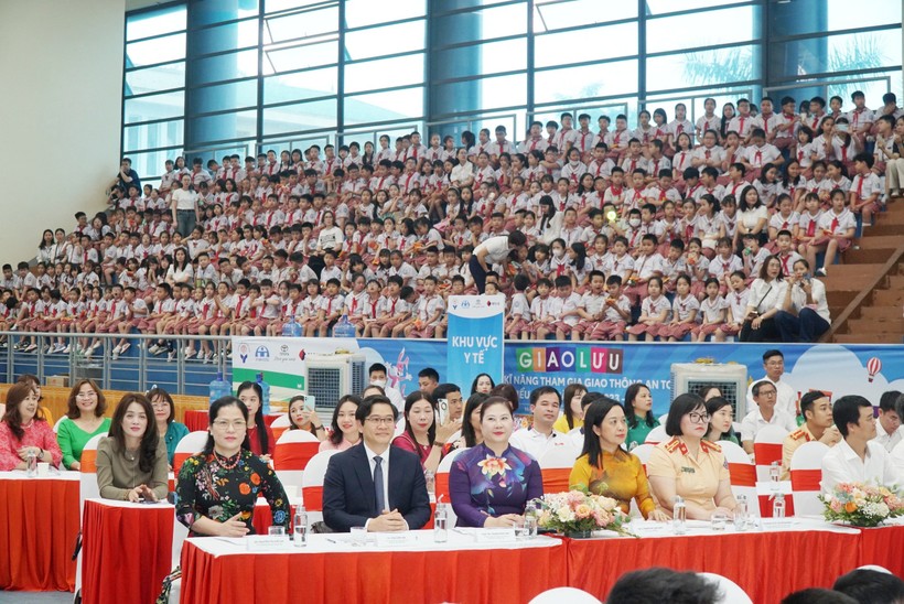 Các đại biểu dự Chương trình giao lưu kỹ năng tham gia giao thông an toàn cấp tiểu học toàn quốc năm học 2023 – 2024. Ảnh: Hồ Lài