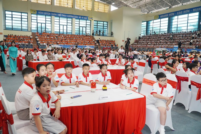 Chương trình giao lưu kỹ năng tham gia giao thông an toàn gồm 9 đội thi đến từ 9 tỉnh thành trên cả nước. Ảnh: Hồ Lài