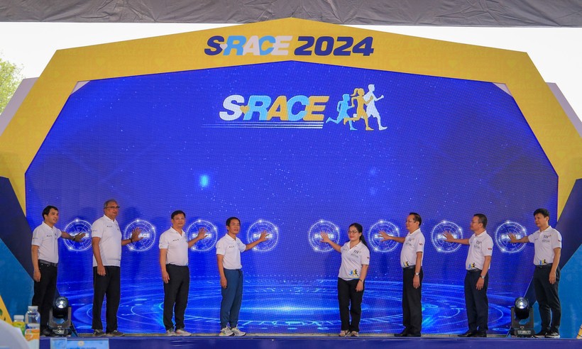 Các đại biểu bấm nút chính thức khởi động Giải chạy S-Race 2024.