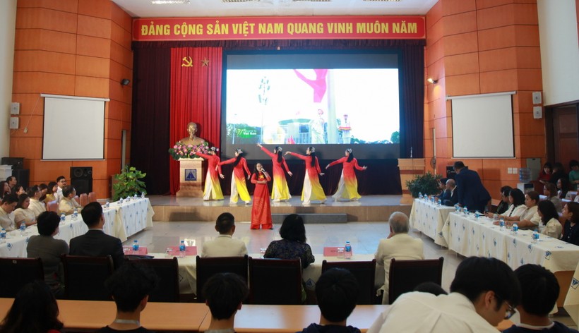 Học sinh biểu diễn văn nghệ chào mừng đoàn công tác.