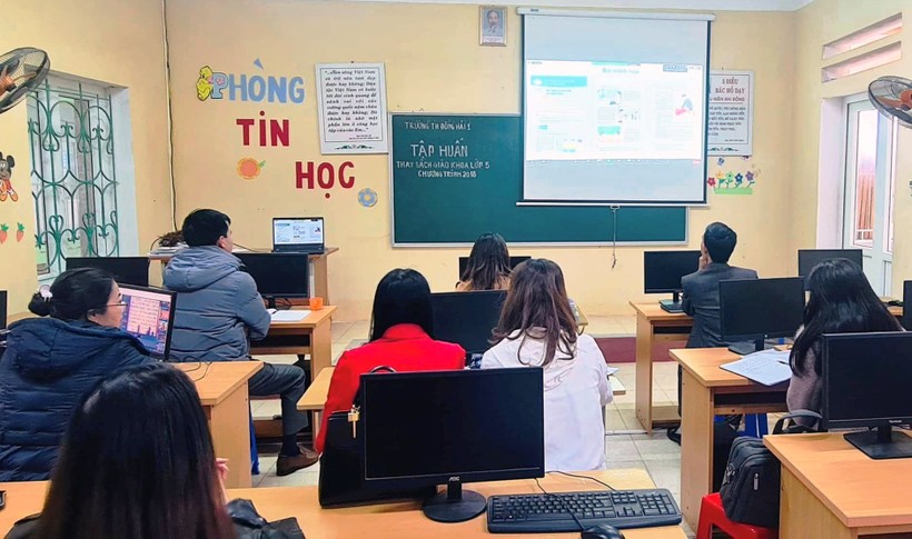 Trường Tiểu học Đông Hải 1 - TP Thanh Hóa tập huấn SGK. Ảnh: Minh Anh