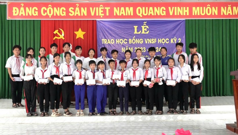 Trao học sinh cho học sinh vượt khó học tốt.