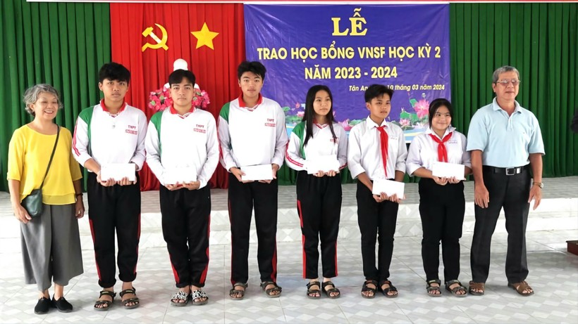 Trao học bổng cho các học sinh, sinh viên.