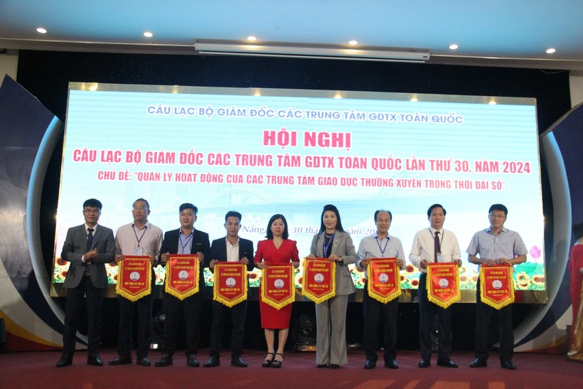 Trao cờ lưu niệm cho đại diện các Trung tâm tham gia Hội nghị CLB các Trung tâm GDTX trên toàn quốc lần thứ 30.