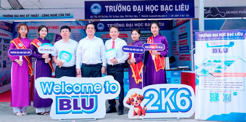 Trường Đại học Bạc Liêu tham gia chương trình tư vấn, hướng nghiệp cho học sinh khối 12 các trường THPT tại Bạc Liêu, tháng 3/2024. Ảnh: BLU