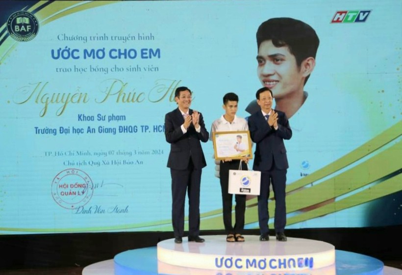 Trao học bổng trị giá 80 triệu đồng cho sinh viên Nguyễn Phúc Hậu.