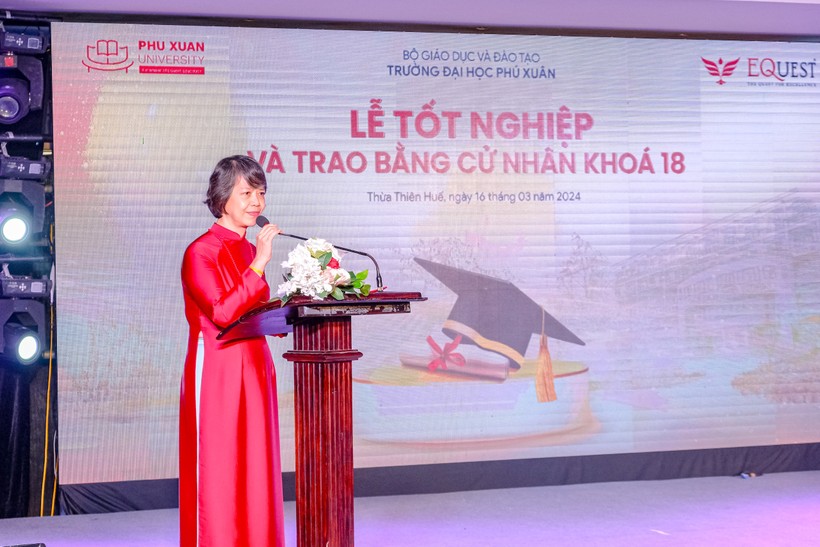 TS Ngô Hoàng Oanh, Hiệu trưởng Trường Đại học Phú Xuân chúc mừng các tân cử nhân đạt được trong quá trình học tập tại trường.