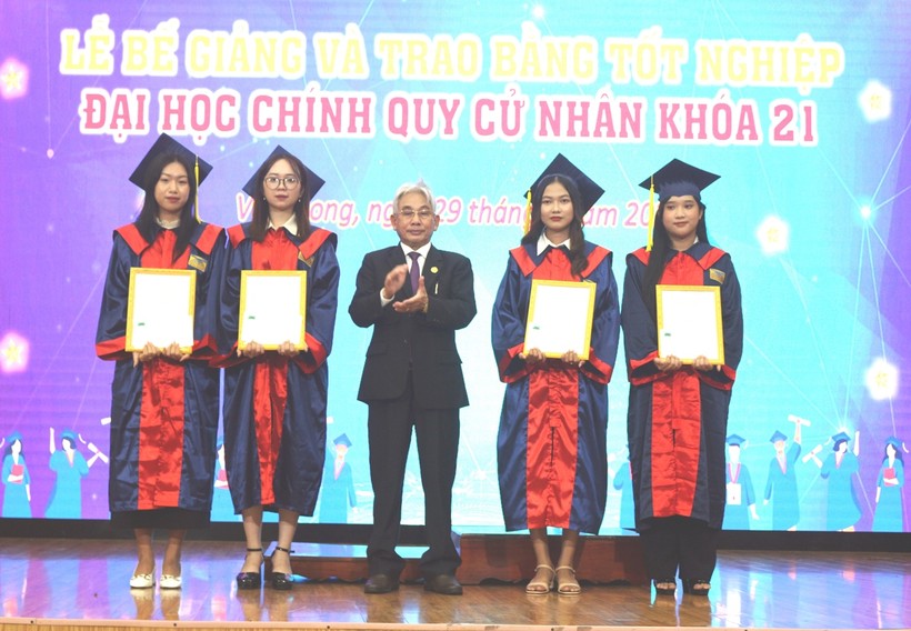 PGS.TS Lương Minh Cừ trao quyết định tuyển dụng cho tân cử nhân tốt nghiệp xuất sắc, giỏi.