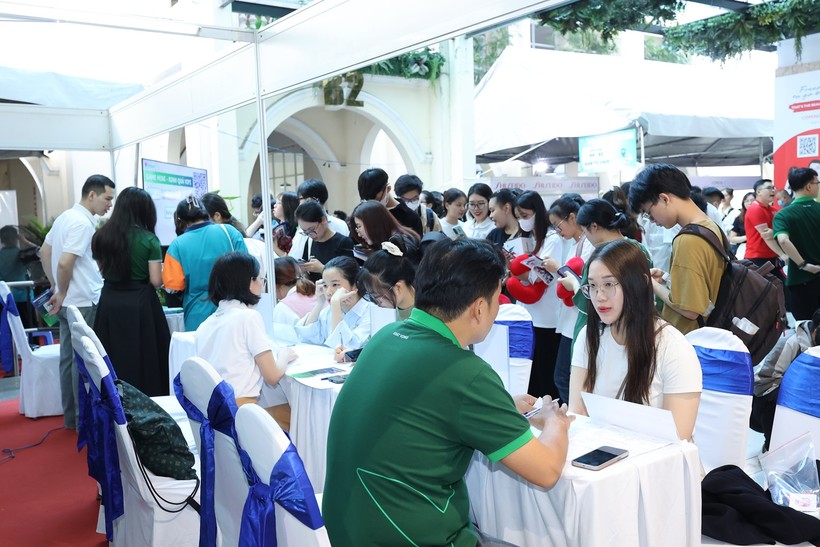 Sinh viên tham gia ứng tuyển việc làm thông qua phỏng vấn trực tiếp tại UEH SHARING - CAREER FAIR 2024.