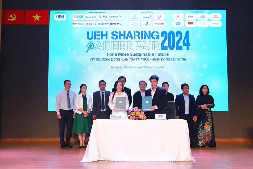 Đại diện UEH ký kết hợp tác với Doanh nghiệp tại sự kiện UEH SHARING - CAREER FAIR 2024.