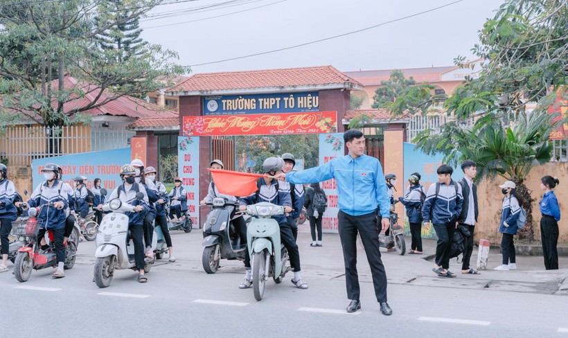 Đoàn Trường THPT Tô Hiệu với mô hình Cổng trường an toàn giao thông.