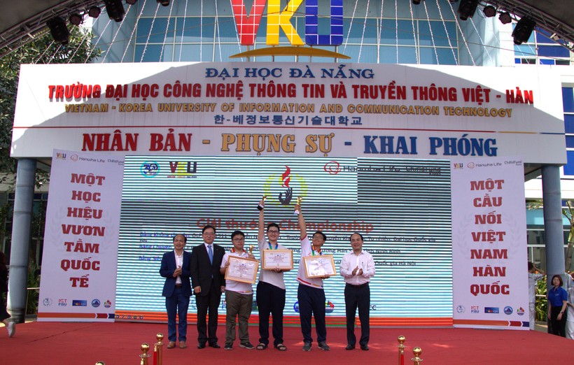 Trao giải cho thí sinh tại Kỳ thi Olympic Tin học miền Trung - Tây Nguyên