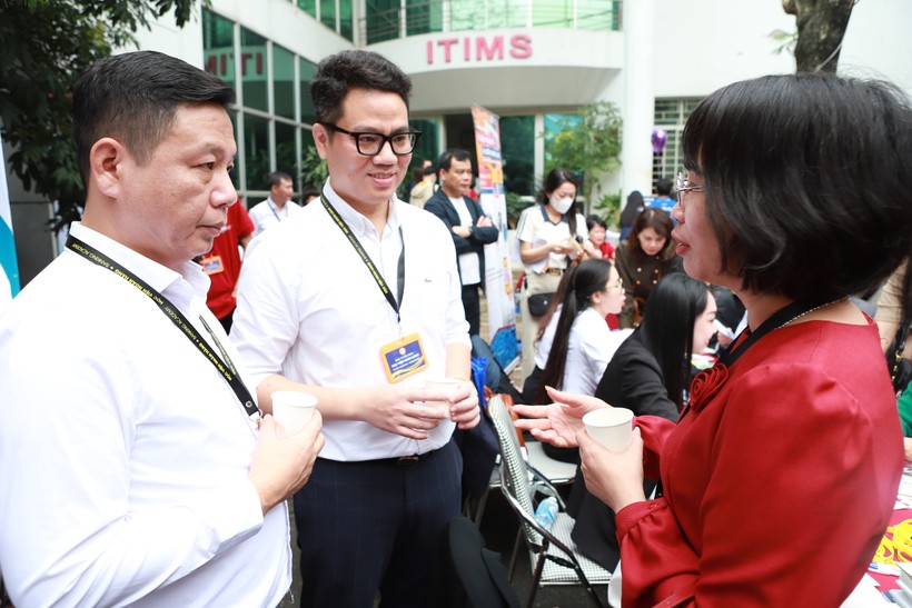 TS Trần Mạnh Hà (giữa) - Trưởng Phòng Đào tạo, Học viện Ngân hàng.