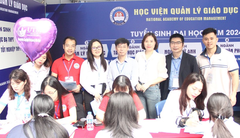 Tại ngày hội tư vấn tuyển sinh, hướng nghiệp năm 2024 (17/3), các cán bộ, giảng viên của Học viện Quản lý giáo dục luôn sẵn sàng tư vấn, đồng hành cùng thí sinh.