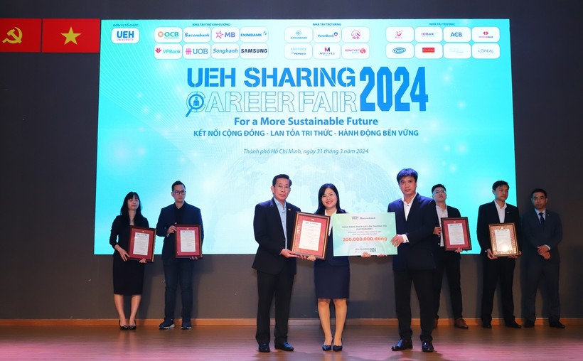 UEH SHARING - CAREER FAIR 2024 tạo nhiều dấu ấn học thuật và kết nối cộng đồng