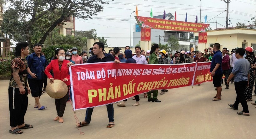 Vụ người dân ở Thanh Hóa phản đối sáp nhập trường: Huyện tạm dừng thực hiện