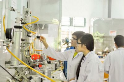 Kỹ thuật viên khoa học hóa học và vật lý