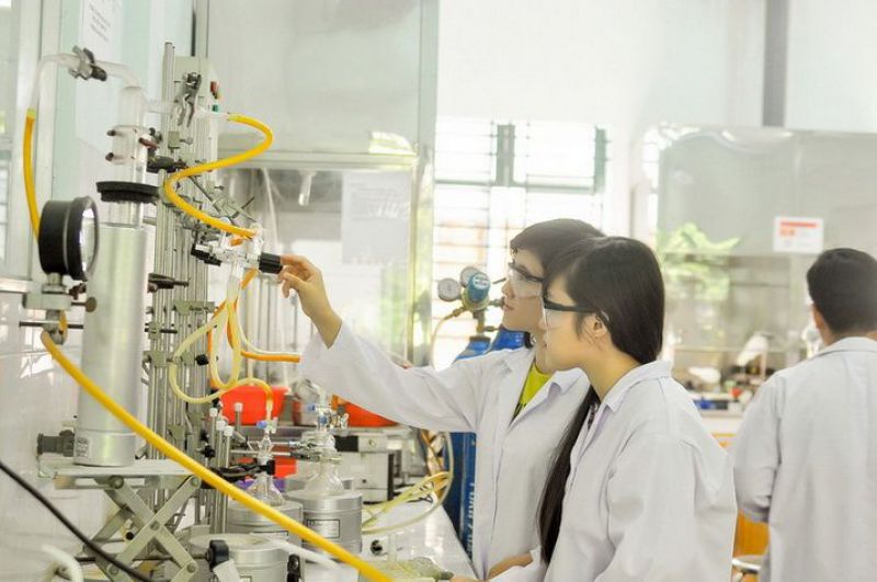Kỹ thuật viên khoa học hóa học và vật lý