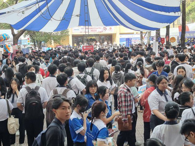 Live Tuyển sinh ĐH khối ngành kinh tế, ngân hàng và luật có gì mới?